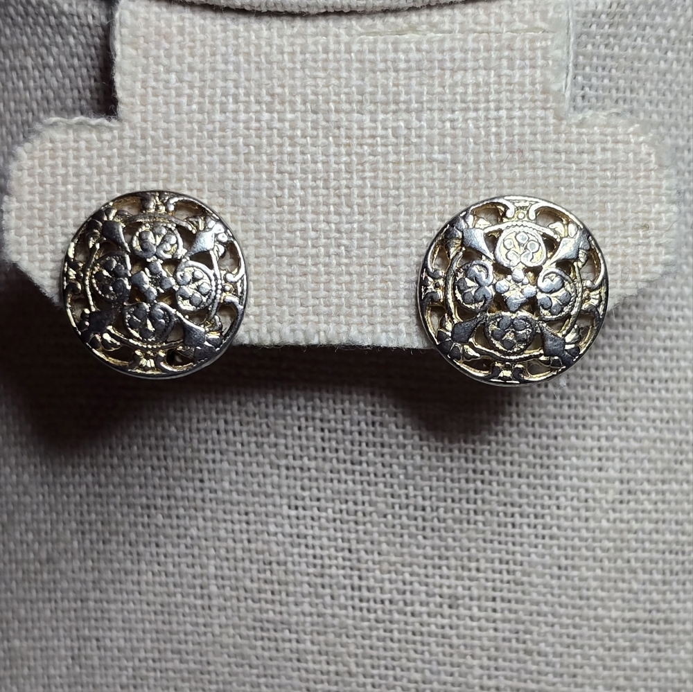 Intricate Silver Tone Filigree Clio-On Earrings